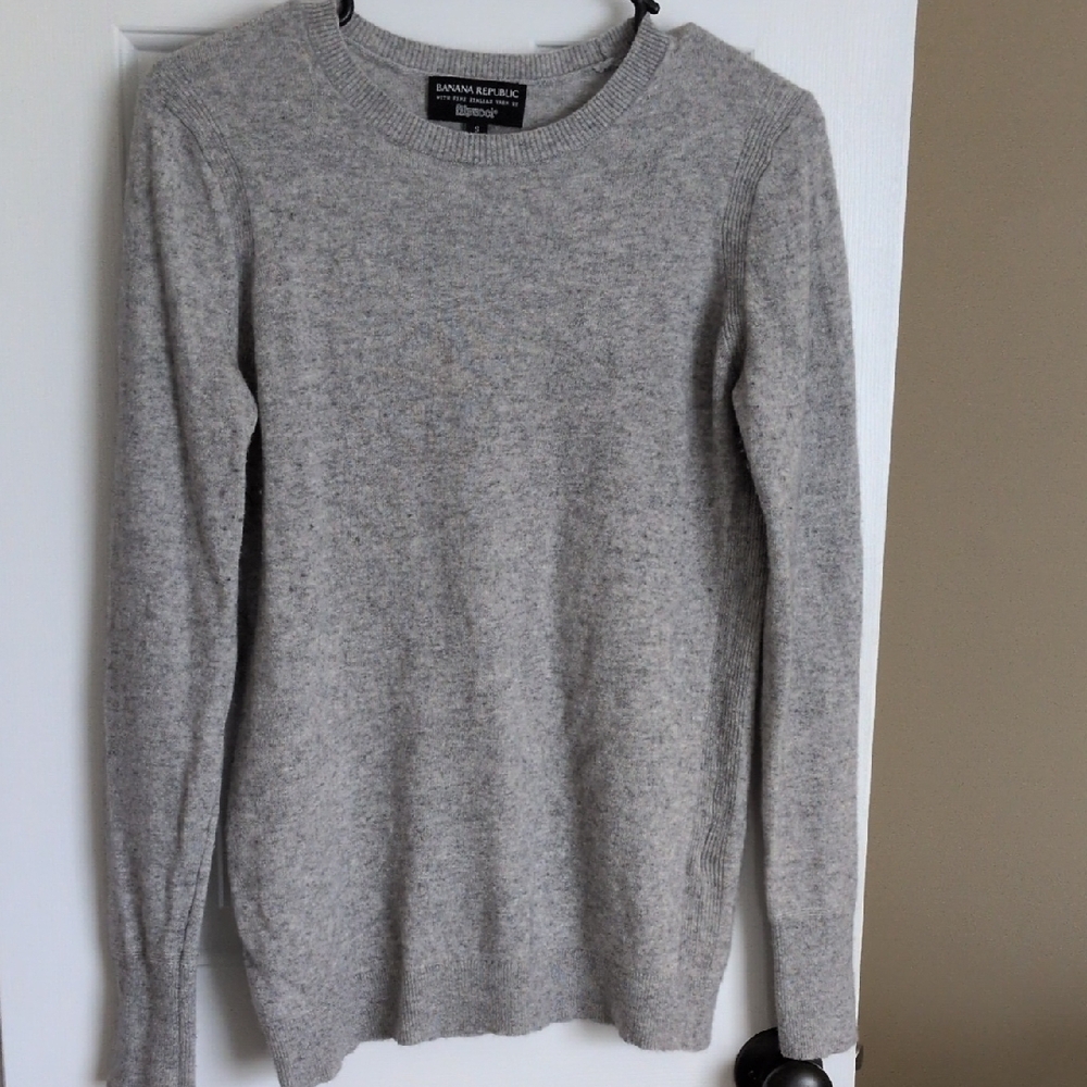 Banana Republic Women's Light Gray Crew Neck Sweater